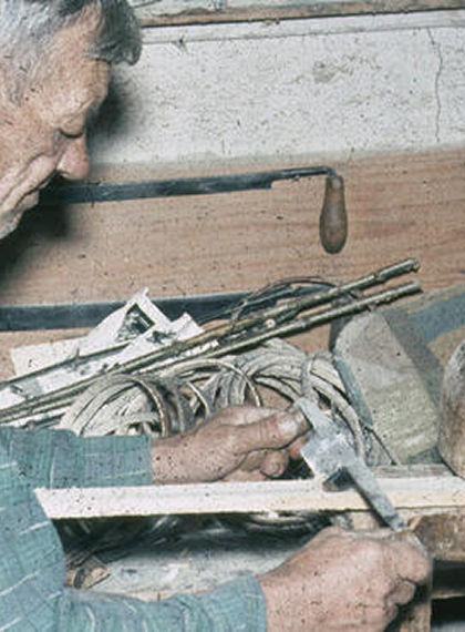 Handwerker in der Werkstatt bei der Arbeit