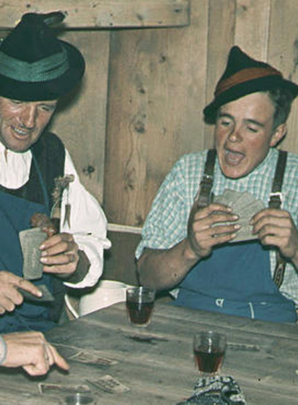 'M&auml;nner in Lederhosen beim Karteln in der Wirtschaft