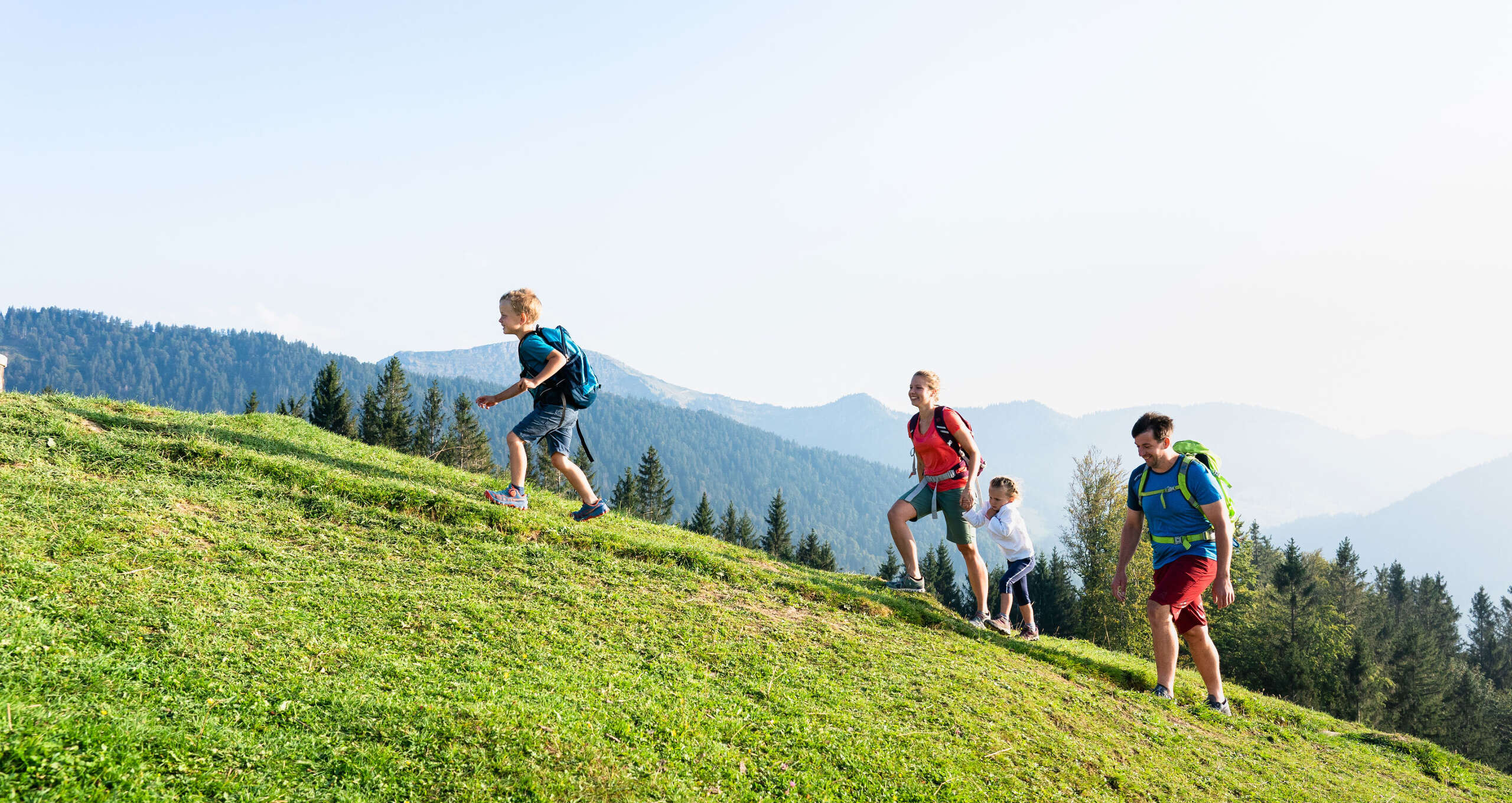 Familie beim Wandern in den oberbayerischen Bergen